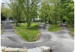 Pumptrack geht auch mit Bäumen Pumptrack geht auch mit Bäumen